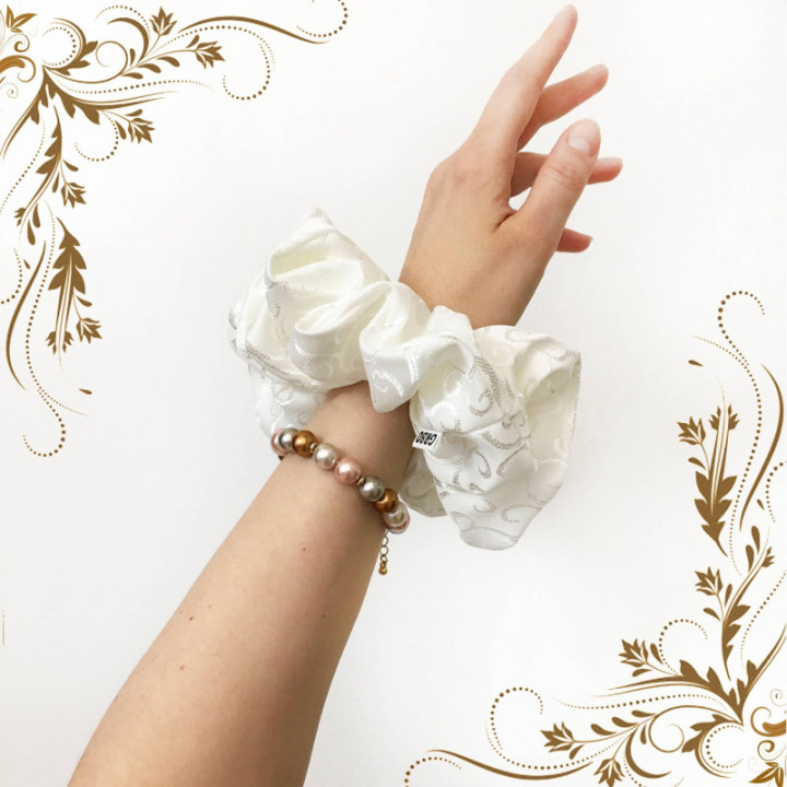 Óriás, inda mintával hímzett hajgumi (scrunchie) prémium minőségű anyagból. Átmérője kb. 16-17 cm. Törtfehér szín