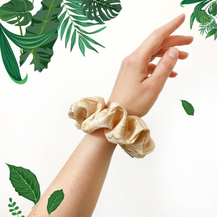 Inda mintával hímzett hajgumi (scrunchie) prémium minőségű anyagból. Átmérője kb. 12 cm. Ekrü/bézs színű