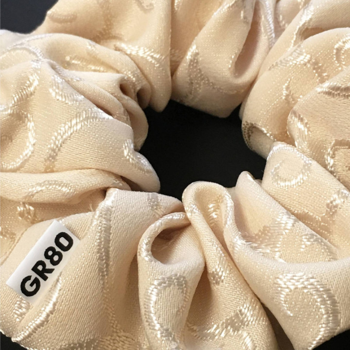 Inda mintával hímzett hajgumi (scrunchie) prémium minőségű anyagból. Átmérője kb. 12 cm. Ekrü/bézs színű