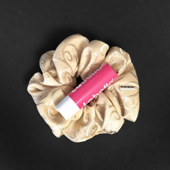 Inda mintával hímzett hajgumi (scrunchie) prémium minőségű anyagból. Átmérője kb. 12 cm. Ekrü/bézs színű