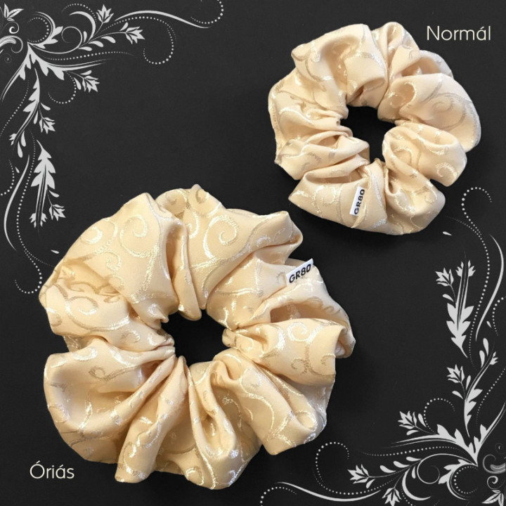 Óriás, inda mintával hímzett hajgumi (scrunchie) prémium minőségű anyagból. Átmérője kb. 16-17 cm. Ekrü/bézs szín