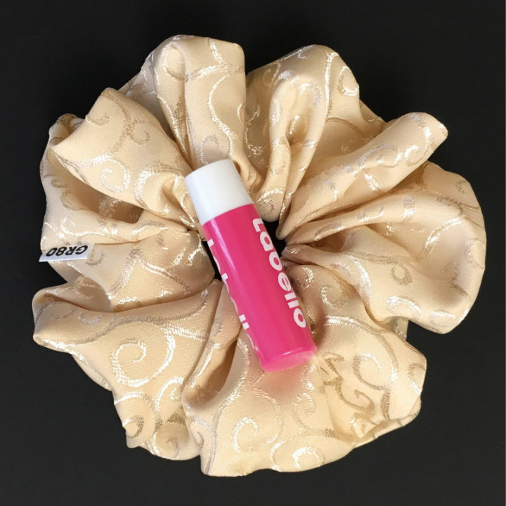 Óriás, inda mintával hímzett hajgumi (scrunchie) prémium minőségű anyagból. Átmérője kb. 16-17 cm. Ekrü/bézs szín
