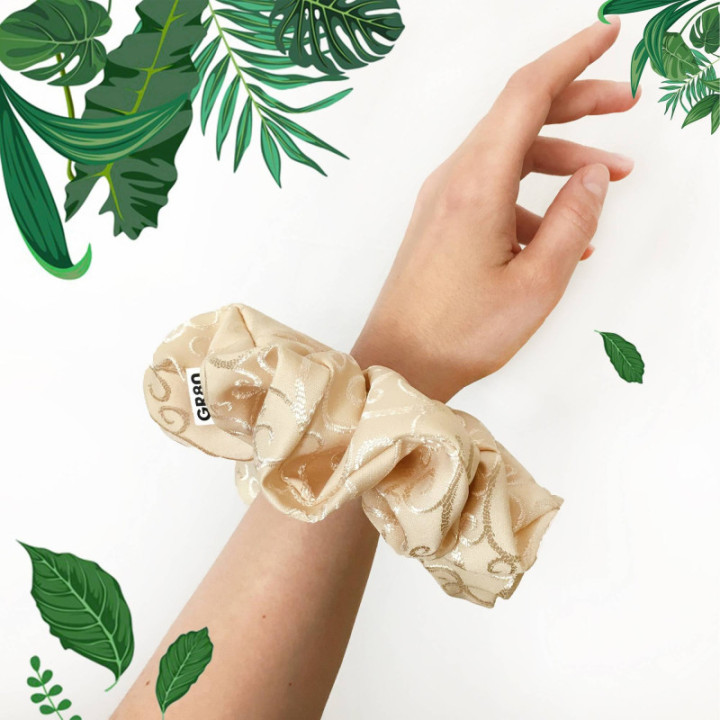 Óriás, inda mintával hímzett hajgumi (scrunchie) prémium minőségű anyagból. Átmérője kb. 16-17 cm. Ekrü/bézs szín