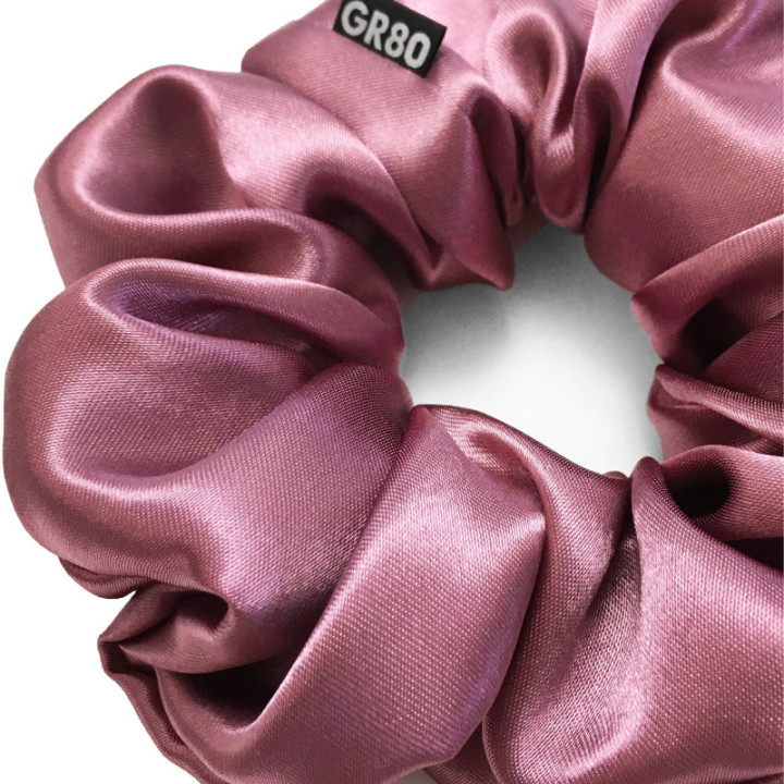 Sötét mályva selyem hajgumi (scrunchie) prémium minőségű szaténból. Átmérője kb. 12 cm