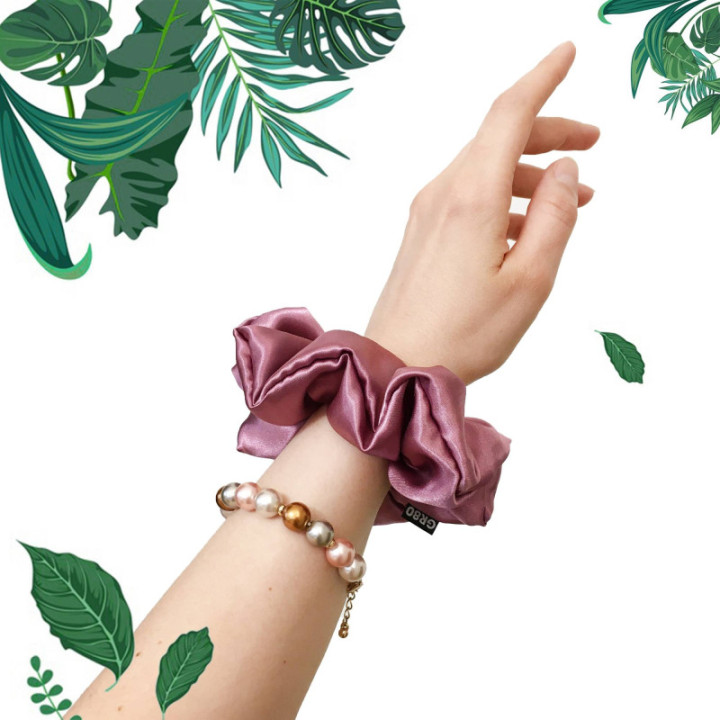 Sötét mályva selyem hajgumi (scrunchie) prémium minőségű szaténból. Átmérője kb. 12 cm