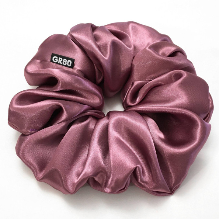 Óriás sötét mályva selyem hajgumi (scrunchie) prémium minőségű szaténból. Átmérője kb. 16-17 cm