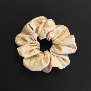 Inda mintával hímzett hajgumi (scrunchie) prémium minőségű anyagból. Átmérője kb. 12 cm. Ekrü/bézs színű