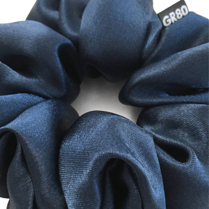 Sötétkék selyem hajgumi (scrunchie) prémium minőségű szaténból. Átmérője kb. 12 cm