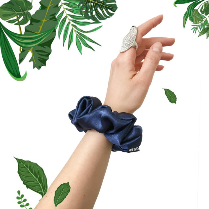 Sötétkék selyem hajgumi (scrunchie) prémium minőségű szaténból. Átmérője kb. 12 cm