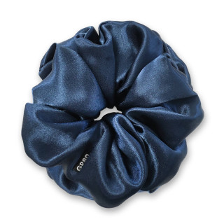 Óriás, sötétkék selyem hajgumi (scrunchie) prémium minőségű szaténból. Átmérője kb. 16-17 cm