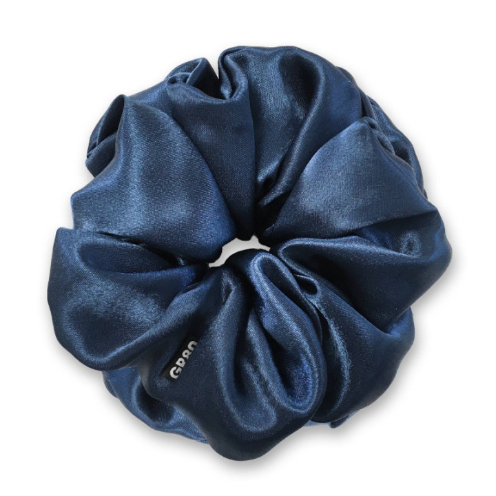 Óriás, sötétkék selyem hajgumi (scrunchie) prémium minőségű szaténból. Átmérője kb. 16-17 cm