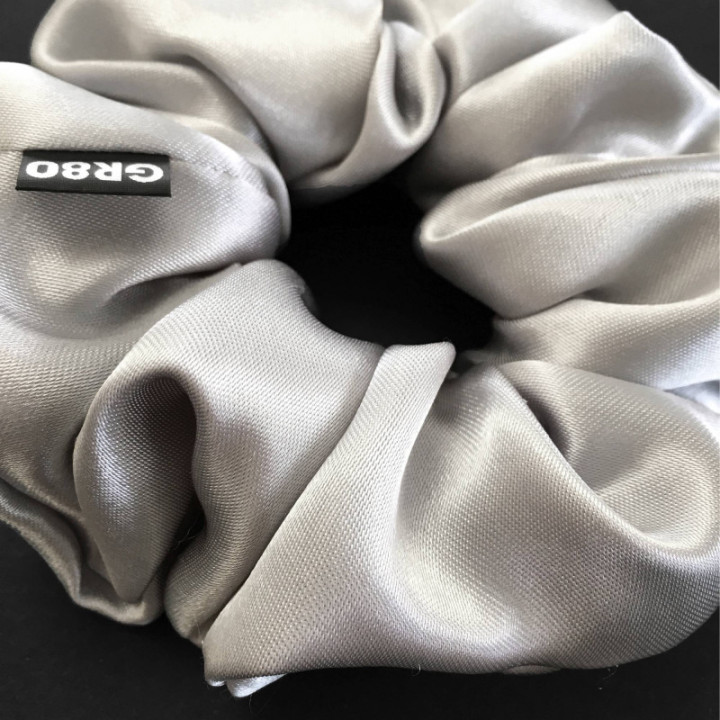 Ezüst/világos selyem hajgumi (scrunchie) prémium minőségű szaténból. Átmérője kb. 12 cm