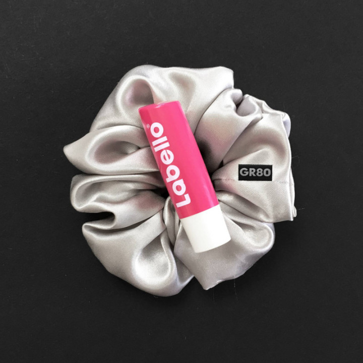 Ezüst/világos selyem hajgumi (scrunchie) prémium minőségű szaténból. Átmérője kb. 12 cm