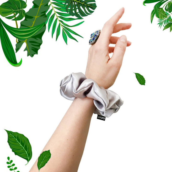 Ezüst/világos selyem hajgumi (scrunchie) prémium minőségű szaténból. Átmérője kb. 12 cm