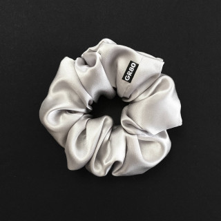 Ezüst/világos selyem hajgumi (scrunchie) prémium minőségű szaténból. Átmérője kb. 12 cm