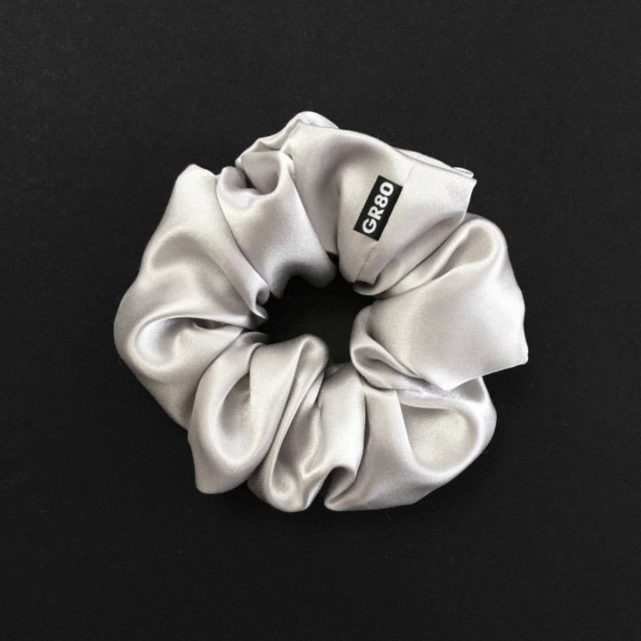 Ezüst/világos selyem hajgumi (scrunchie) prémium minőségű szaténból. Átmérője kb. 12 cm