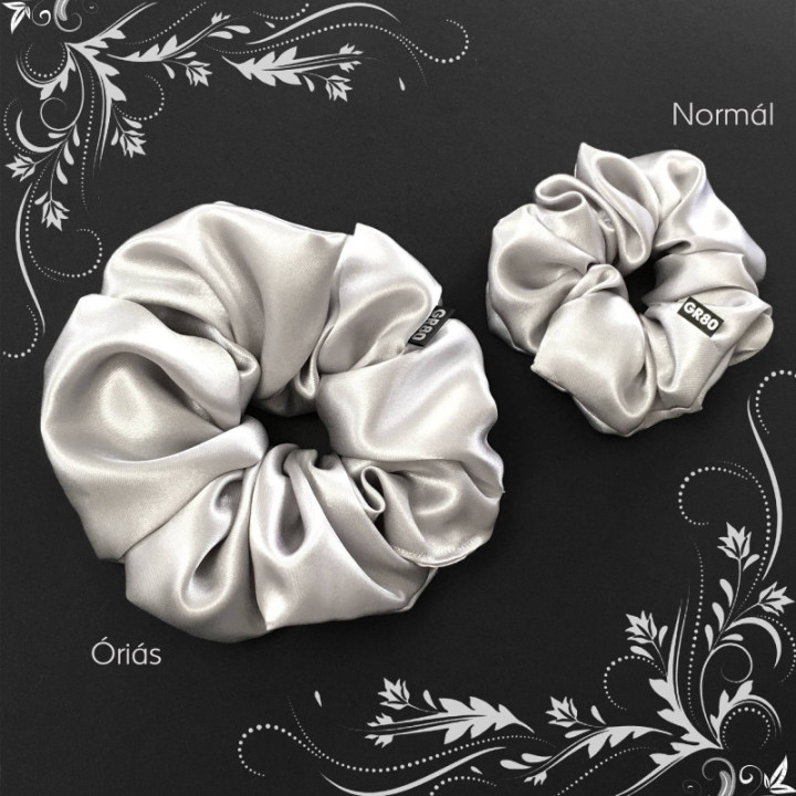 Óriás, ezüst/világos szürke selyem hajgumi (scrunchie) prémium minőségű szaténból. Átmérője kb. 16-17 cm