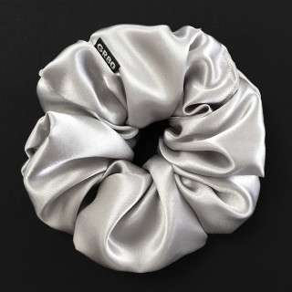 Óriás, ezüst/világos szürke selyem hajgumi (scrunchie) prémium minőségű szaténból. Átmérője kb. 16-17 cm