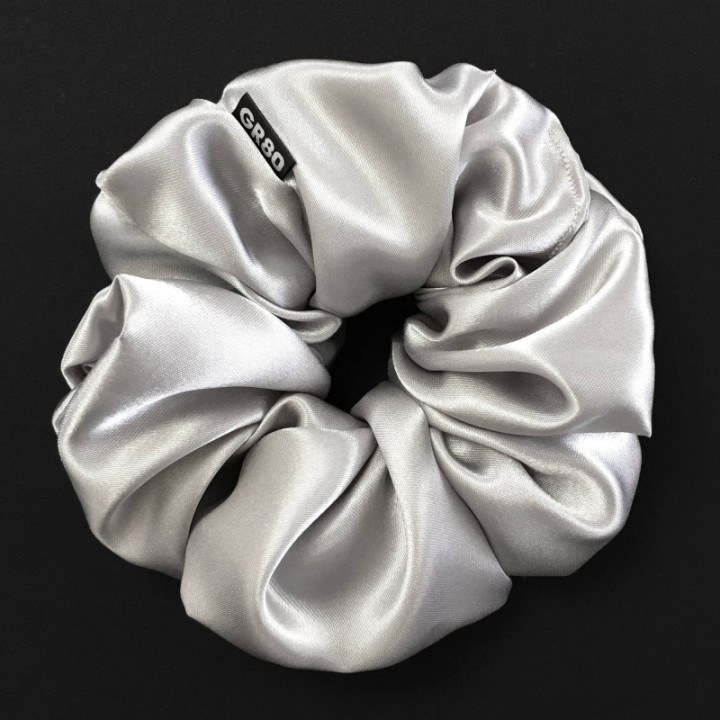 Óriás, ezüst/világos szürke selyem hajgumi (scrunchie) prémium minőségű szaténból. Átmérője kb. 16-17 cm