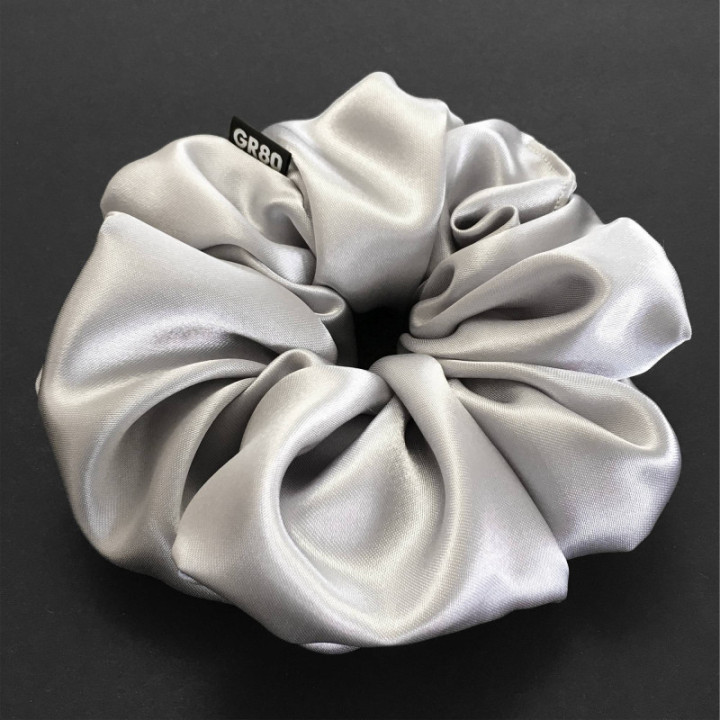 Óriás, ezüst/világos szürke selyem hajgumi (scrunchie) prémium minőségű szaténból. Átmérője kb. 16-17 cm