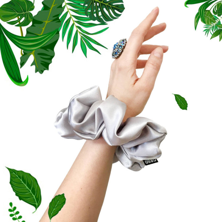 Óriás, ezüst/világos szürke selyem hajgumi (scrunchie) prémium minőségű szaténból. Átmérője kb. 16-17 cm