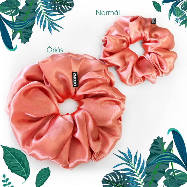 Óriás, korall színű selyem hajgumi (scrunchie) prémium minőségű szaténból. Átmérője kb. 16-17 cm