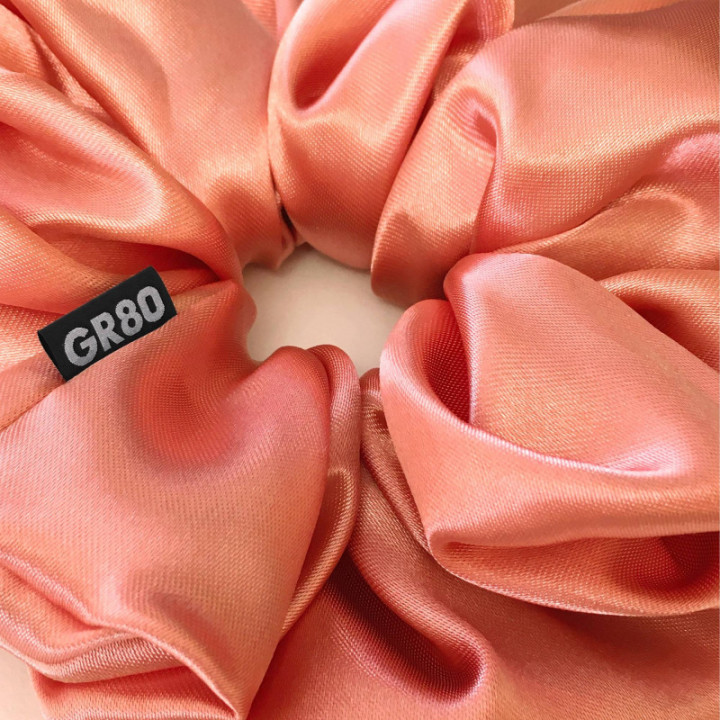 Óriás, korall színű selyem hajgumi (scrunchie) prémium minőségű szaténból. Átmérője kb. 16-17 cm
