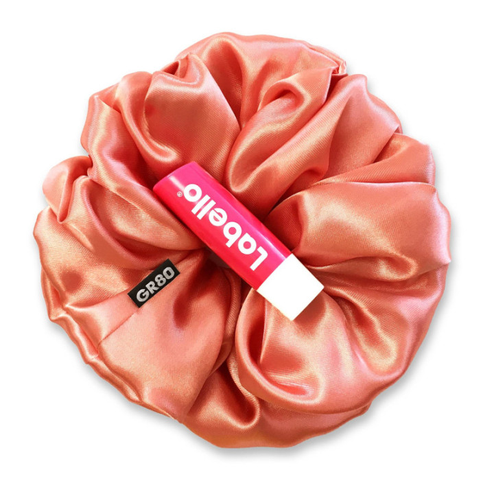 Óriás, korall színű selyem hajgumi (scrunchie) prémium minőségű szaténból. Átmérője kb. 16-17 cm