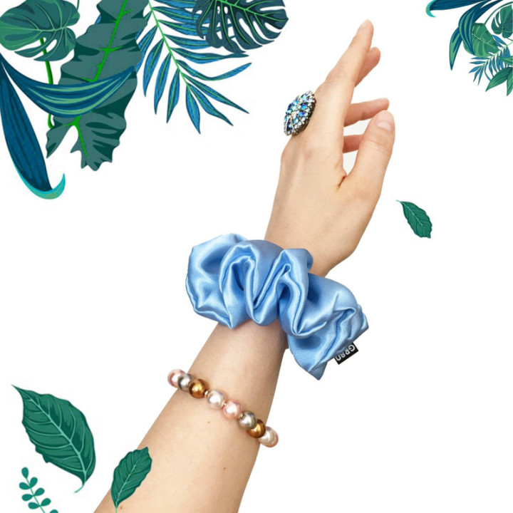 Világoskék színű selyem hajgumi scrunchie prémium minőségű szaténból. Átmérője kb. 12 cm