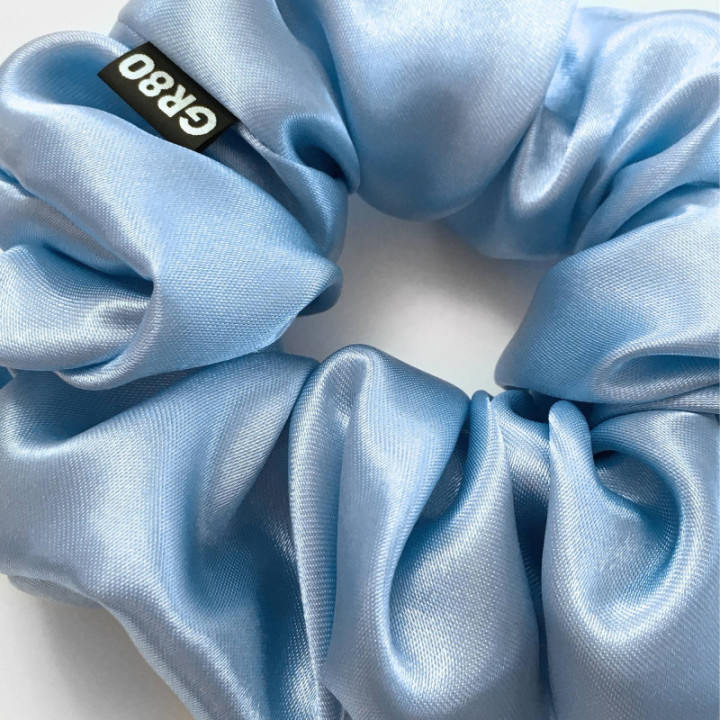 Világoskék színű selyem hajgumi scrunchie prémium minőségű szaténból. Átmérője kb. 12 cm