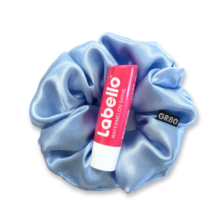 Világoskék színű selyem hajgumi scrunchie prémium minőségű szaténból. Átmérője kb. 12 cm