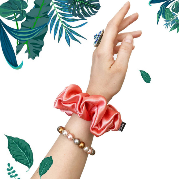 Korall színű selyem hajgumi (scrunchie) prémium minőségű szaténból. Átmérője kb. 12 cm