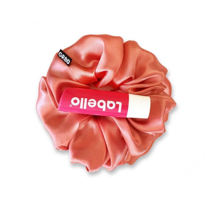Korall színű selyem hajgumi (scrunchie) prémium minőségű szaténból. Átmérője kb. 12 cm