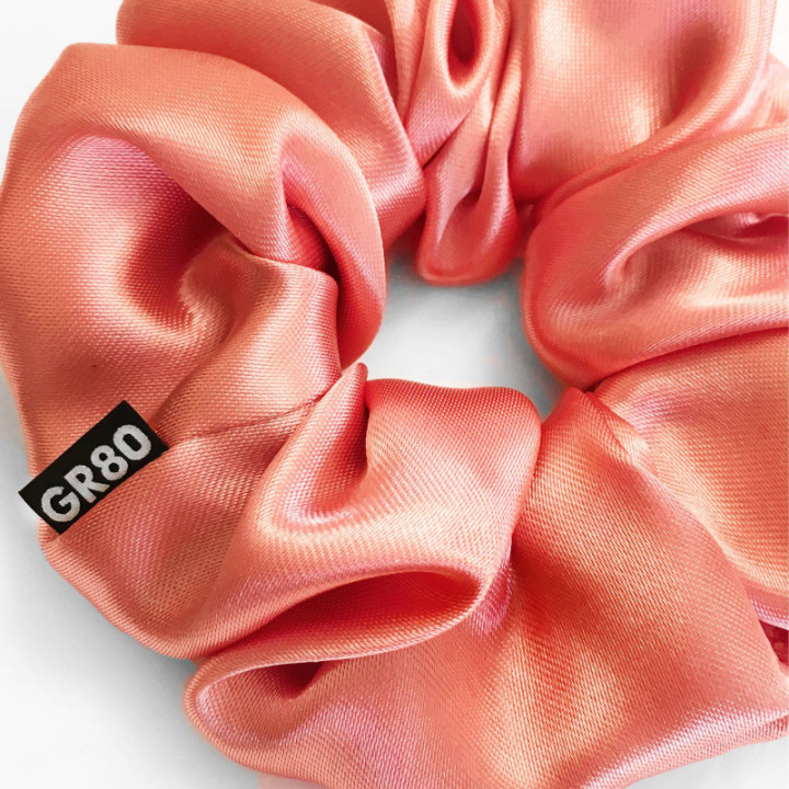 Korall színű selyem hajgumi (scrunchie) prémium minőségű szaténból. Átmérője kb. 12 cm