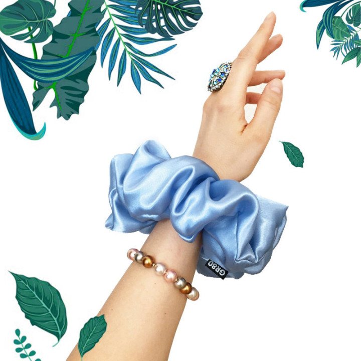 Óriás, világoskék színű selyem hajgumi scrunchie prémium minőségű szaténból. Átmérője kb. 16-17 cm