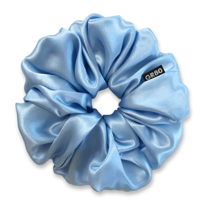 Óriás, világoskék színű selyem hajgumi scrunchie prémium minőségű szaténból. Átmérője kb. 16-17 cm