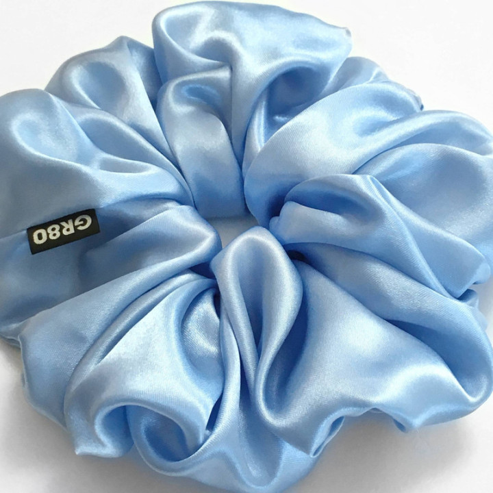 Óriás, világoskék színű selyem hajgumi scrunchie prémium minőségű szaténból. Átmérője kb. 16-17 cm