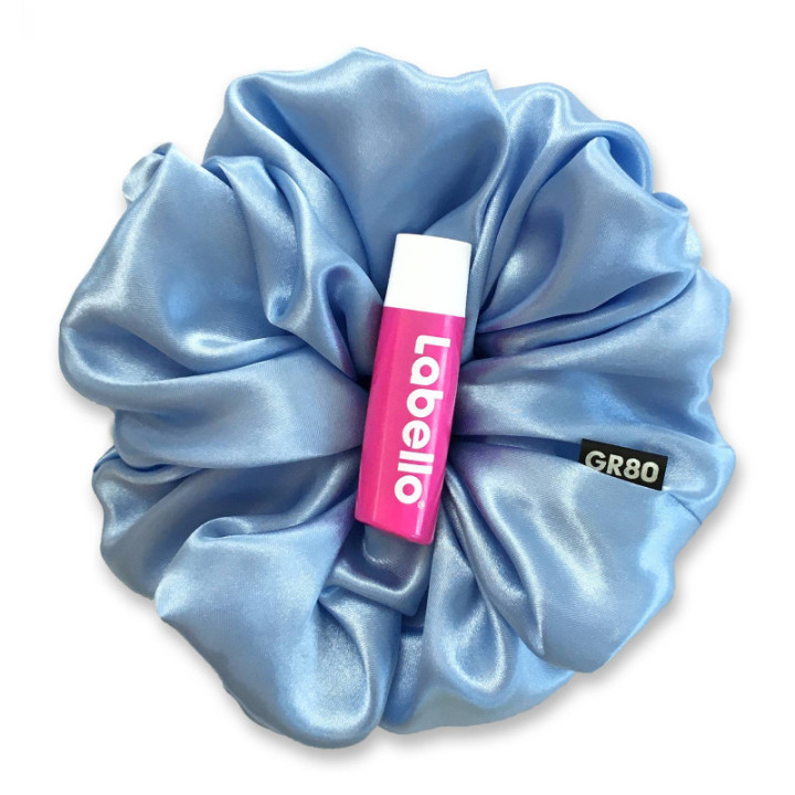 Óriás, világoskék színű selyem hajgumi scrunchie prémium minőségű szaténból. Átmérője kb. 16-17 cm
