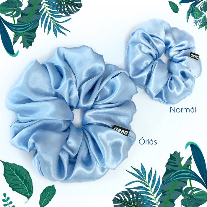 Óriás, világoskék színű selyem hajgumi scrunchie prémium minőségű szaténból. Átmérője kb. 16-17 cm