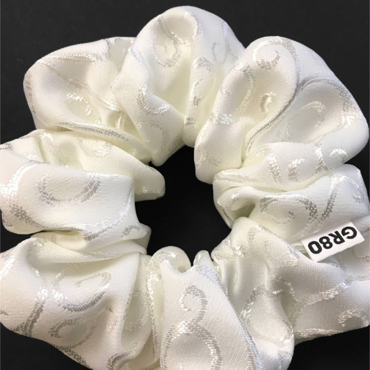Inda mintával hímzett hajgumi (scrunchie) prémium minőségű anyagból. Átmérője kb. 12 cm. Törtfehér színű