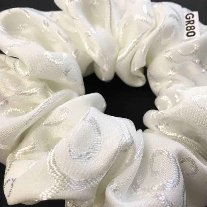 Inda mintával hímzett hajgumi (scrunchie) prémium minőségű anyagból. Átmérője kb. 12 cm. Törtfehér színű