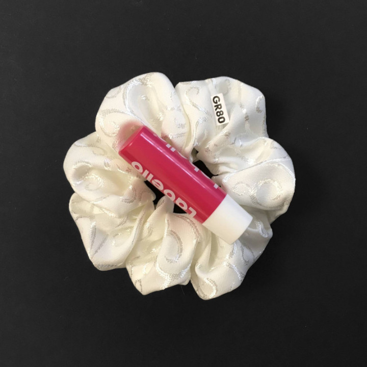 Inda mintával hímzett hajgumi (scrunchie) prémium minőségű anyagból. Átmérője kb. 12 cm. Törtfehér színű