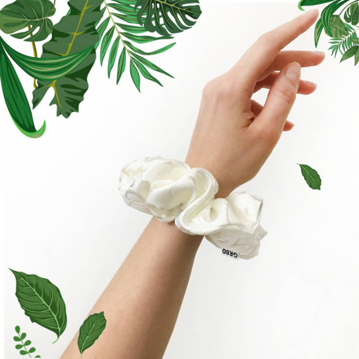 Inda mintával hímzett hajgumi (scrunchie) prémium minőségű anyagból. Átmérője kb. 12 cm. Törtfehér színű