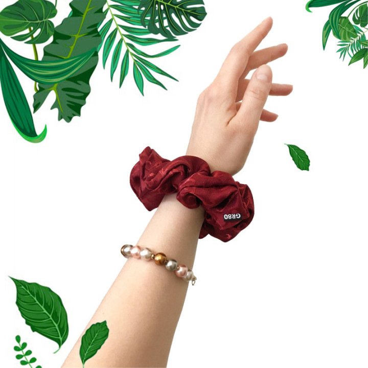Inda mintával hímzett hajgumi (scrunchie) prémium minőségű dekor PE anyagból. Átmérője kb. 12 cm. Bordó színű