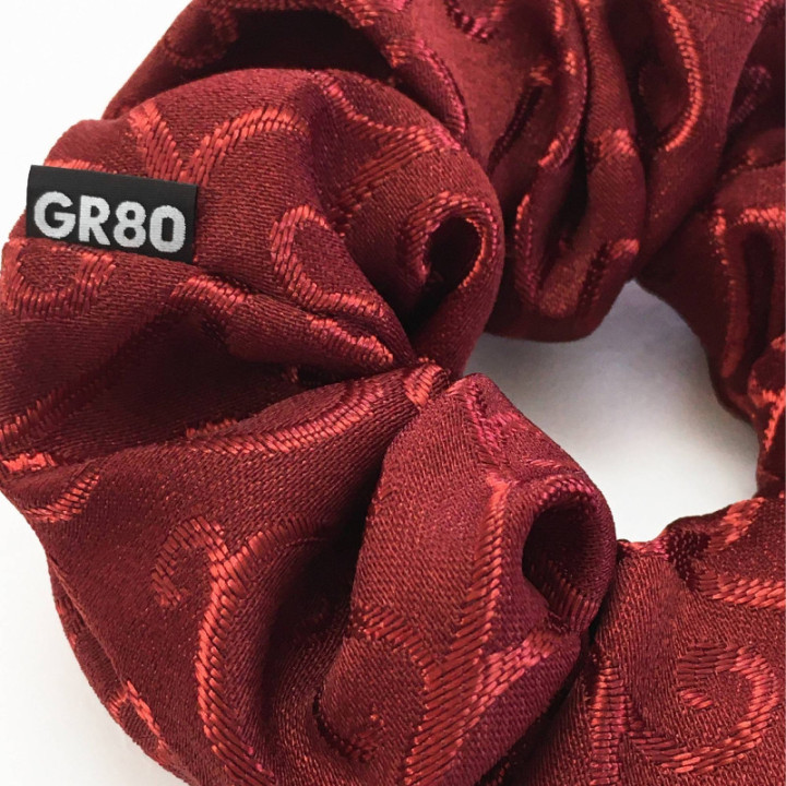 Inda mintával hímzett hajgumi (scrunchie) prémium minőségű dekor PE anyagból. Átmérője kb. 12 cm. Bordó színű