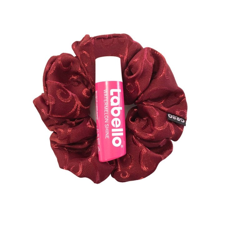 Inda mintával hímzett hajgumi (scrunchie) prémium minőségű dekor PE anyagból. Átmérője kb. 12 cm. Bordó színű