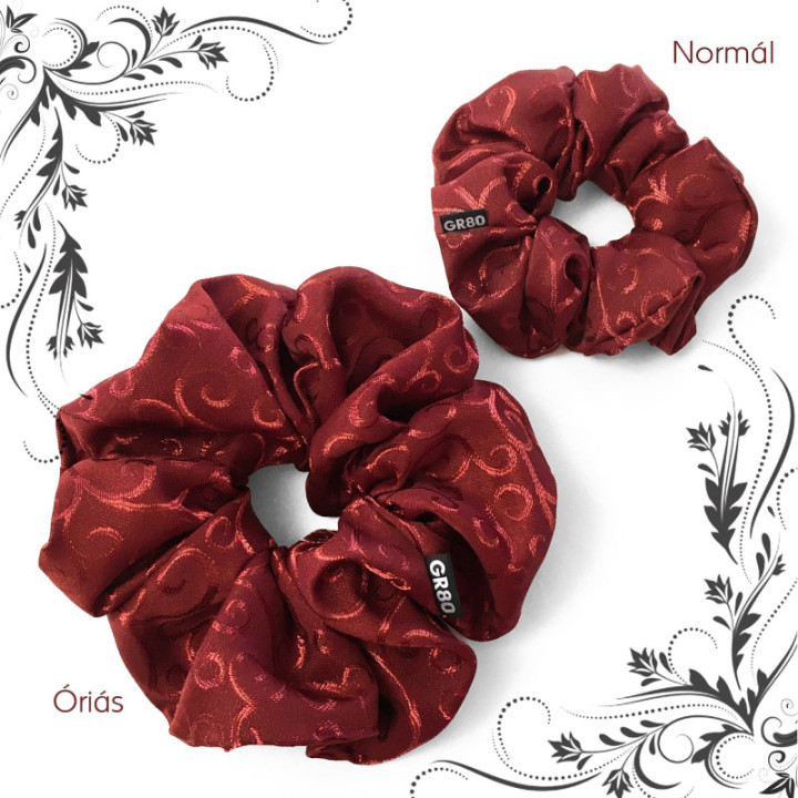 Óriás, bordó, inda mintával hímzett hajgumi (scrunchie) prémium minőségű anyagból. Átmérője kb. 16-17 cm