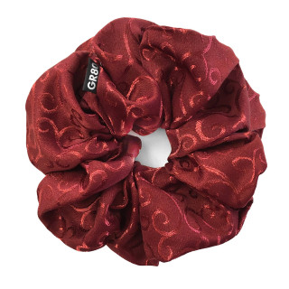Óriás, bordó, inda mintával hímzett hajgumi (scrunchie) prémium minőségű anyagból. Átmérője kb. 16-17 cm