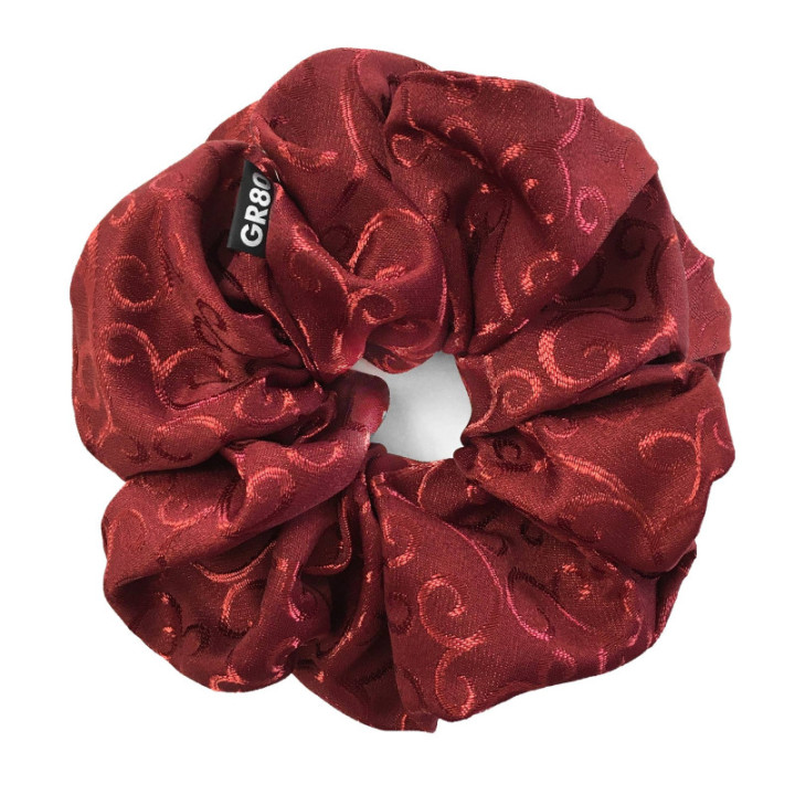 Óriás, bordó, inda mintával hímzett hajgumi (scrunchie) prémium minőségű anyagból. Átmérője kb. 16-17 cm