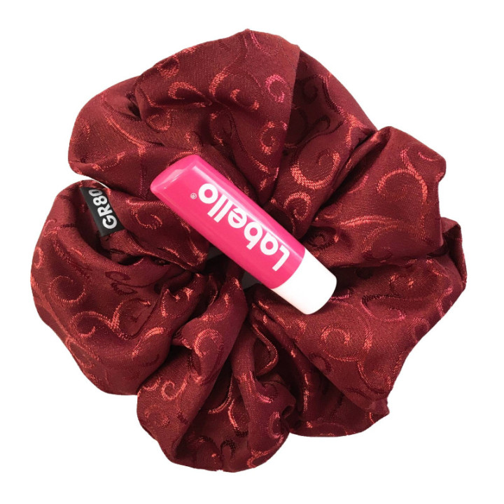 Óriás, bordó, inda mintával hímzett hajgumi (scrunchie) prémium minőségű anyagból. Átmérője kb. 16-17 cm